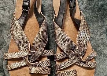 Sandały r. 36 – złote / wężowy wzór