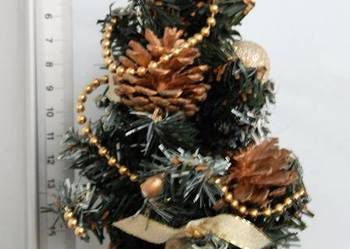 Mała choinka w koszyku z łuby, stroik świąteczny 20 cm.