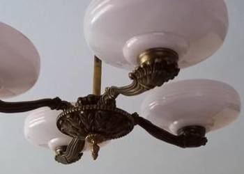 Mosiężny, czteroramienny żyrandol z kloszami