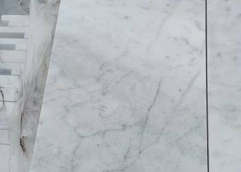 Płytka marmurowa CARRARA BIANCO pasy 2 cm mat