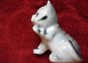 Kot - mały uroczy kotek - Figurka - porcelana - 4 x 4 x 2 cm
