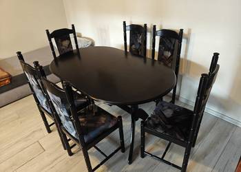 Stół drewniany rozsuwany z krzesłami tapicerowanymi solidny