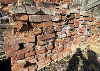 Cegła cegły całe połówki gruz
