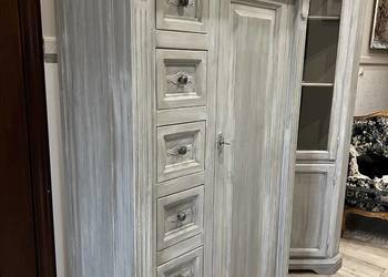 Wysoka drewniana komoda Bieliźniarka