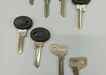 Surówki kluczyki klucze stacyjki drzwi klapy korka Fiat 126p Maluch. Nowe