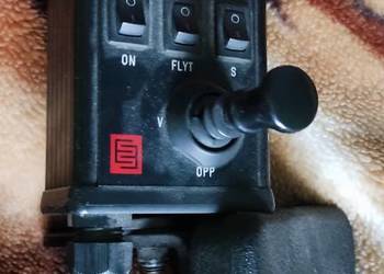 Podłokietnik ze sterownikiem od pługa