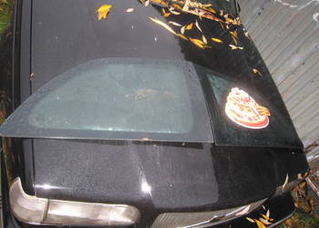 Szyba boczna prawa lewa karoseryjna błotnikaToyota Yaris II 3 drzwi 05-11