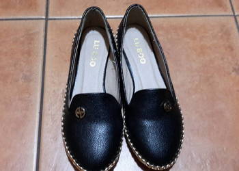 Czarne buty z łańcuszkiem