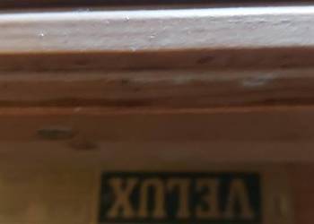 Okno Welux dachowe z ramą i roletą