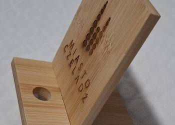 Drewniana podstawka na telefon z logo Miasto Czeladź, 8x14cm