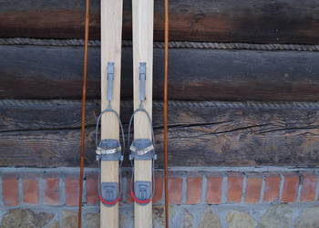 Stare narty jesionowe 165 cm z kijkami