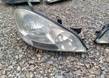 Lampa prawa przód przednia Toyota Avensis Verso