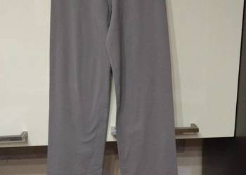 Spodnie dresowe w kolorze szarym - REEBOK .