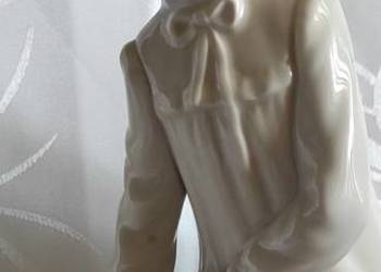 DUŻA FIGURKA NAO OD LLADRO 
„DZIEWCZYNA MYJĄCA STOPY” 
MODEL 231.
PIĘKNA