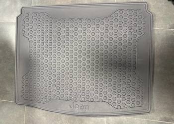 Dywanik welurowy gumowy mata wykładzina do bagażnika Jeep Renegade