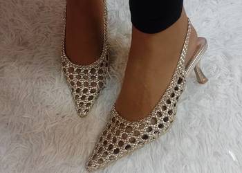 (41) Public Desire/ Złote ażurowe czółenka wieczorowe z odkrytą piętą, NOWE