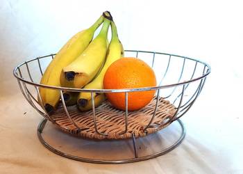 Koszyk na owoce metalowy z wiklinowym ratanowym dnem