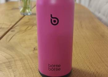 Izolowana butelka sportowa marki Bottle Bottle