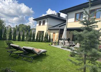 Na sprzedaż bliźniak 130 m2. Polączone garażami. 4 pokoje, 2 lazienki,garaż