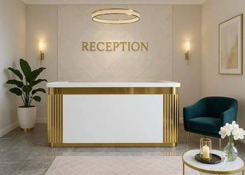 Nowoczesna lada recepcja biała złota z lamelami do salonu 140