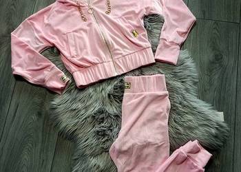 Dres komplet welurowy pudrowy róż złote łańcuszki