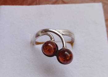 pierścionek srebrny z bursztynami