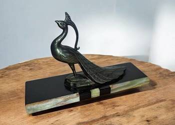 metalowa figura pawia na marmurowo-onyksowej podstawie