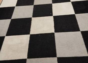 dywan czarno biało szary