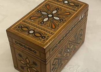 Drewniane pudełko na karty z inkrustacją z masy perłowej