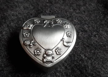 Metalowa szkatułka na dziecięce pamiątki