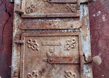 Drzwiczki do pieca kuchni kominka grilla.