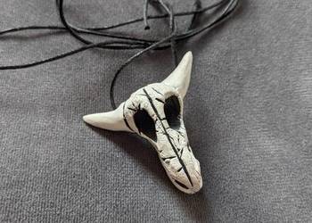 Wisiorek czaszka byka ceramika