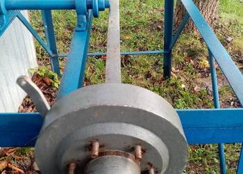 Oś z chamulcem na oba koła  lub bez hamulca