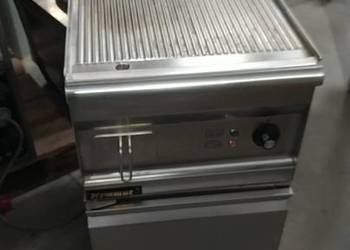 Płyta grillowa ryflowana 700.PBE-400 R-C na podstawie szafk.
