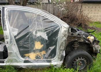 Toyota Yaris III 2011-2017 srebrny 1F7 ćwiartka prawy przód 5D