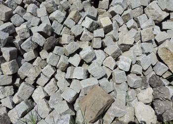 Kostka Granitowa Szara z rozbiórki Granit Kora Palisada Kamień Murowy żwir