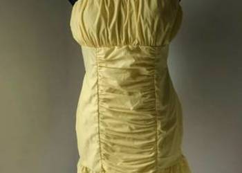 Piękna Sukienka z baskinką wyeksponowane plecy bez rękawów lekka ołówkowa