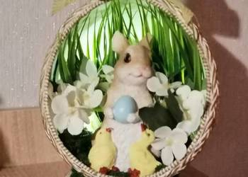 Dekoracja, stroik świąteczny wielkanocny w dużej oświetlonej pisane.