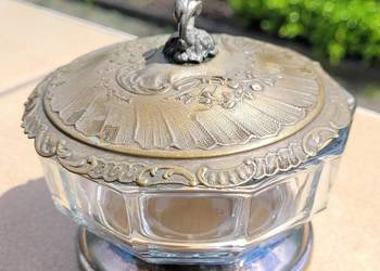 Eleganckie włoskie szklane puzderko z dekoracyjną reliefową pokrywą w stylu