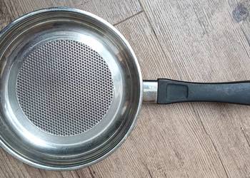 Patelnia marki TCM wykonanej ze stali nierdzewnej 18/10