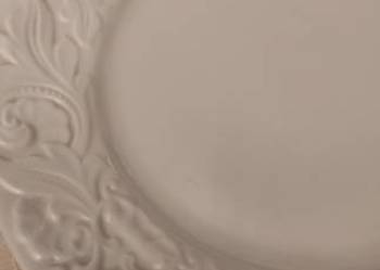 Patera  Bogucice z reliefowanym brzegiem, 32 cm średnicy.