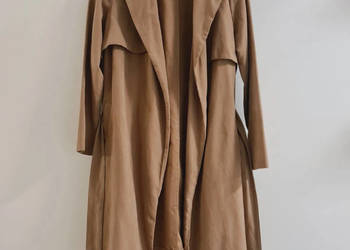 Brązowy płaszcz idealny na jesień atmosphere