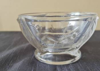 Szklana cukiernica z okresu PRL-u. Szklana cukiernica z okresu PRL-u.