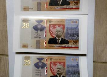 Trzy banknoty z kolejnymi numerami.