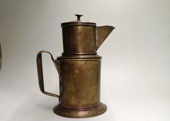 Antyczny miedziany dzbanek do parzenia herbaty i kawy
