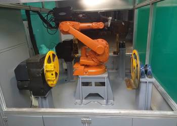 Zautomatyzuje pracę za pomocą robota przemysłowego  / produkcja lub wynajem