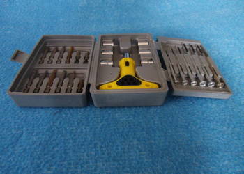 komplet narzędzi widoczny na zdjęciu