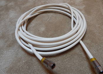 Solidny kabel antenowy koncentryczny 5 metrów z końcówkami wtyk F