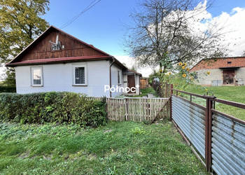 Zadbane siedlisko z domem do wprowadzenia.