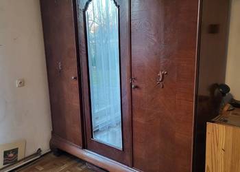 Sprzedam szafę sypialną przedwojenną + dwa łóżka w komplecie.